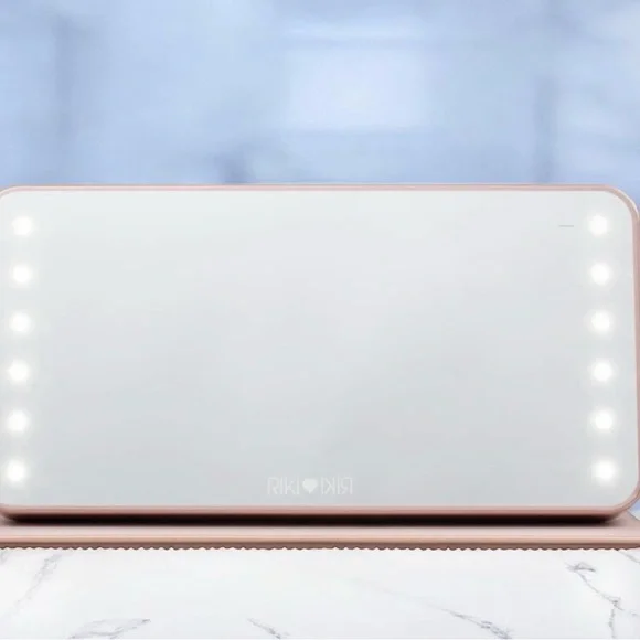 Riki Loves Riki POWERFUL portable LED-lighted vanity mirror power bank. - Picture 4 of 9